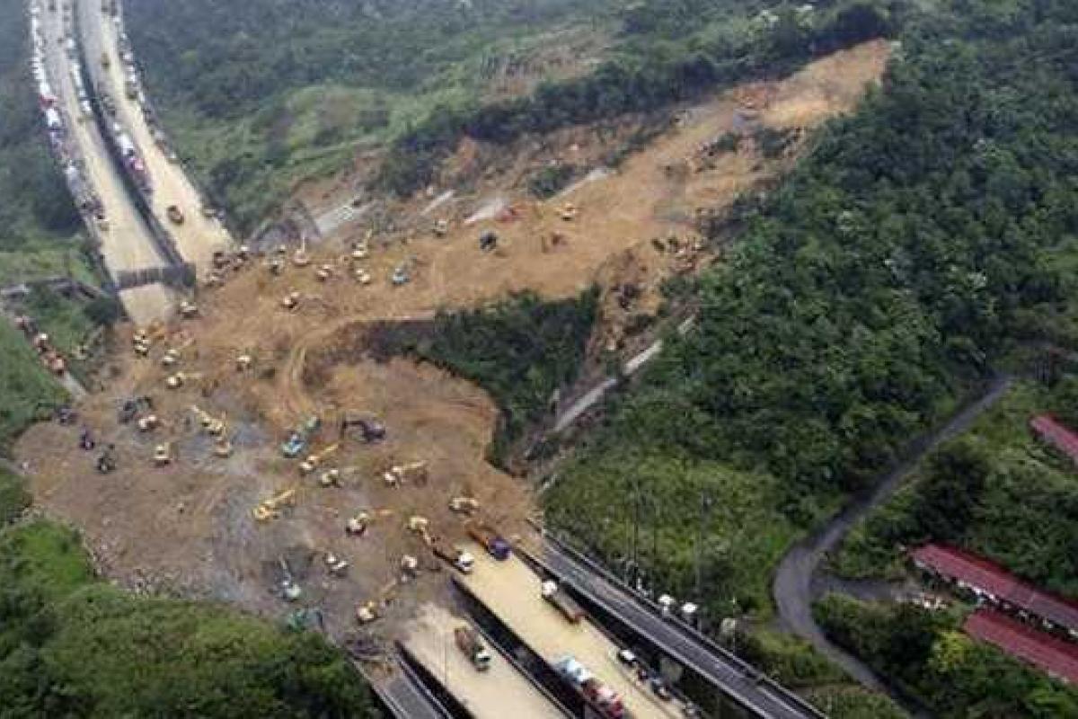 Селевой поток перекрыл единственную дорогу, соединяющую Грузию, Армению и Россию Селевой поток перекрыл единственную дорогу, соединяющую Грузию, Армению и Россию