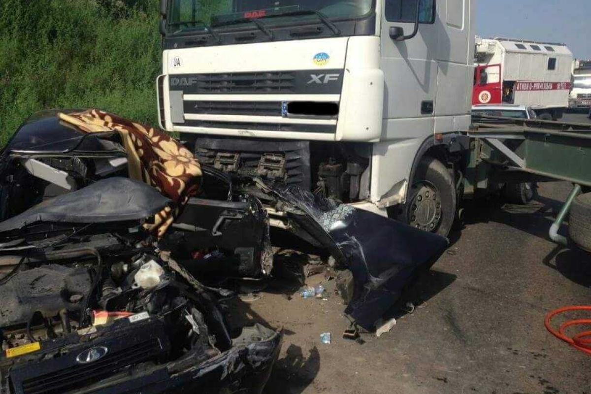 В Одессе фура раздавила "ВАЗ": погиб ребенок, 3 человека травмированы В Одессе фура раздавила "ВАЗ": погиб ребенок, 3 человека травмированы