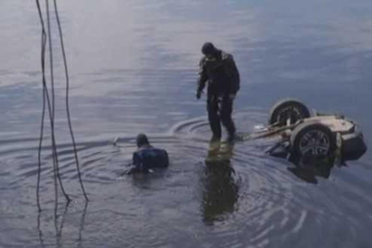 Жуткая трагедия: в Татарстане машина ушла под воду с женщиной и ее 2-летним сыном Жуткая трагедия: в Татарстане машина ушла под воду с женщиной и ее 2-летним сыном