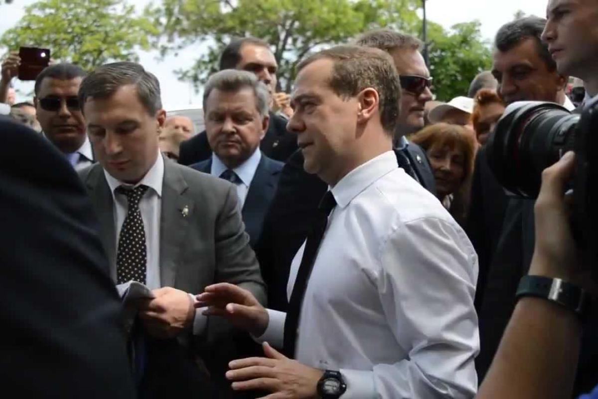 Сотник: Медведев, бедный, так перепугался крымских баб, что впервые сказал правду Сотник: Медведев, бедный, так перепугался крымских баб, что впервые сказал правду