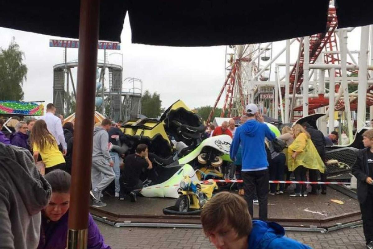 В Шотландии на аттракционе "Цунами" вагонетки с людьми рухнули на землю с высоты В Шотландии на аттракционе "Цунами" вагонетки с людьми рухнули на землю с высоты