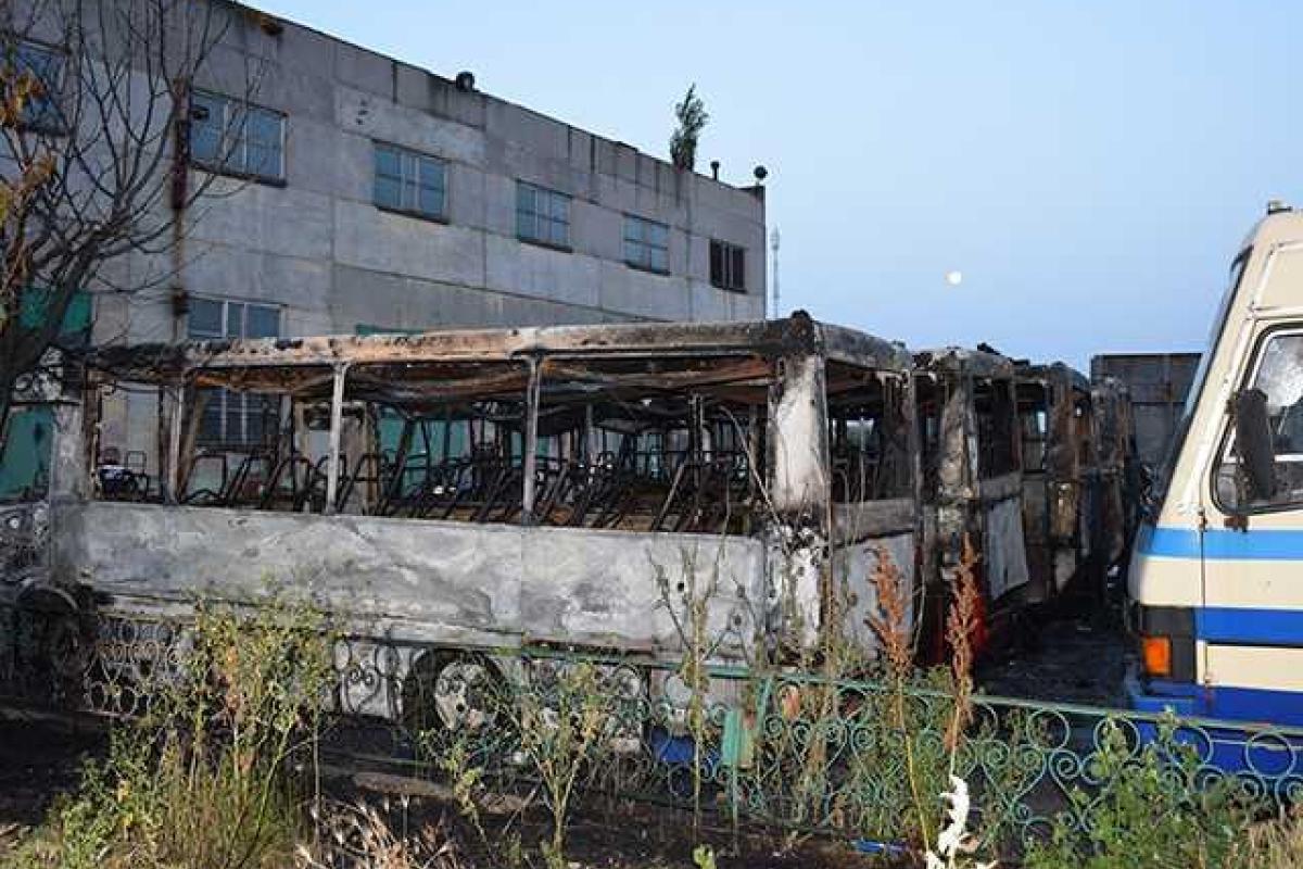 В Николаеве на стоянке в одном пожаре сгорели шесть автобусов "Эталон" В Николаеве на стоянке в одном пожаре сгорели шесть автобусов "Эталон"