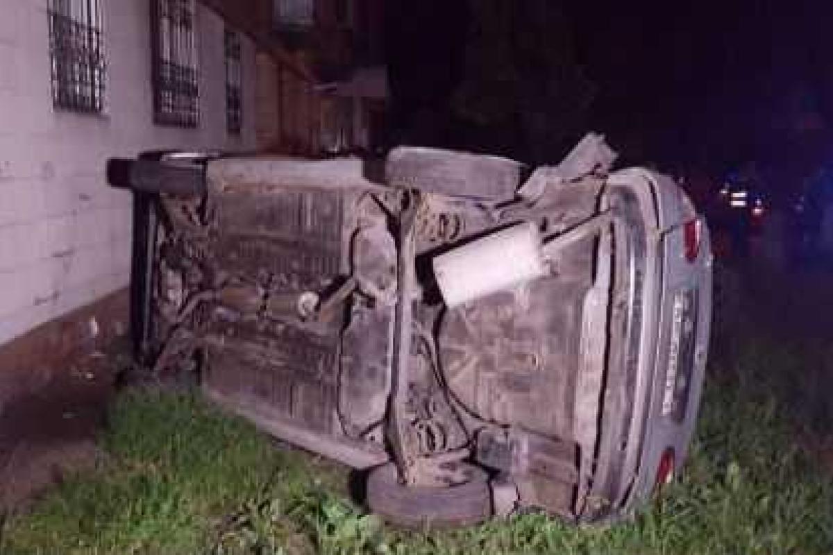 В Киеве авто с пьяным водителем столкнулось с деревом и влетело в дом