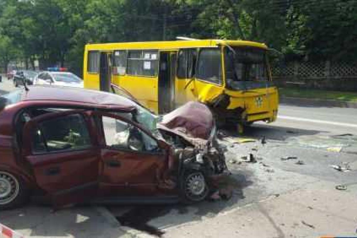 В Киеве автомобиль "Opel" вылетел на встречку и протаранил маршрутку В Киеве автомобиль "Opel" вылетел на встречку и протаранил маршрутку