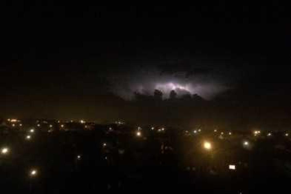 Жители Мариуполя наблюдают в ночном небе "северное сияние"