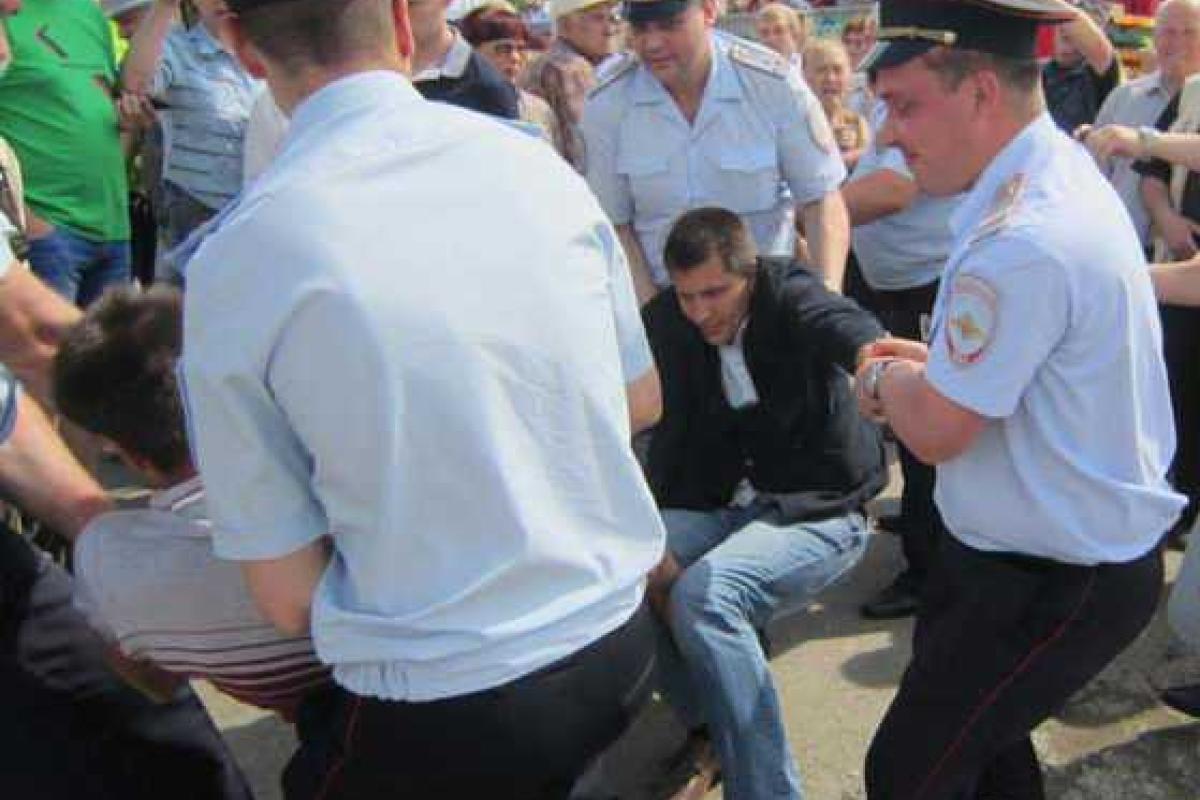 В Алуште возмущенные горожане пытались отбить у полиции депутата горсовета В Алуште возмущенные горожане пытались отбить у полиции депутата горсовета