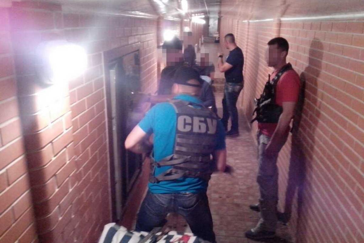 В ходе спецоперации СБУ обнаружила под особняком замгубернатора Николаевщины сеть подземных тоннелей В ходе спецоперации СБУ обнаружила под особняком замгубернатора Николаевщины сеть подземных тоннелей