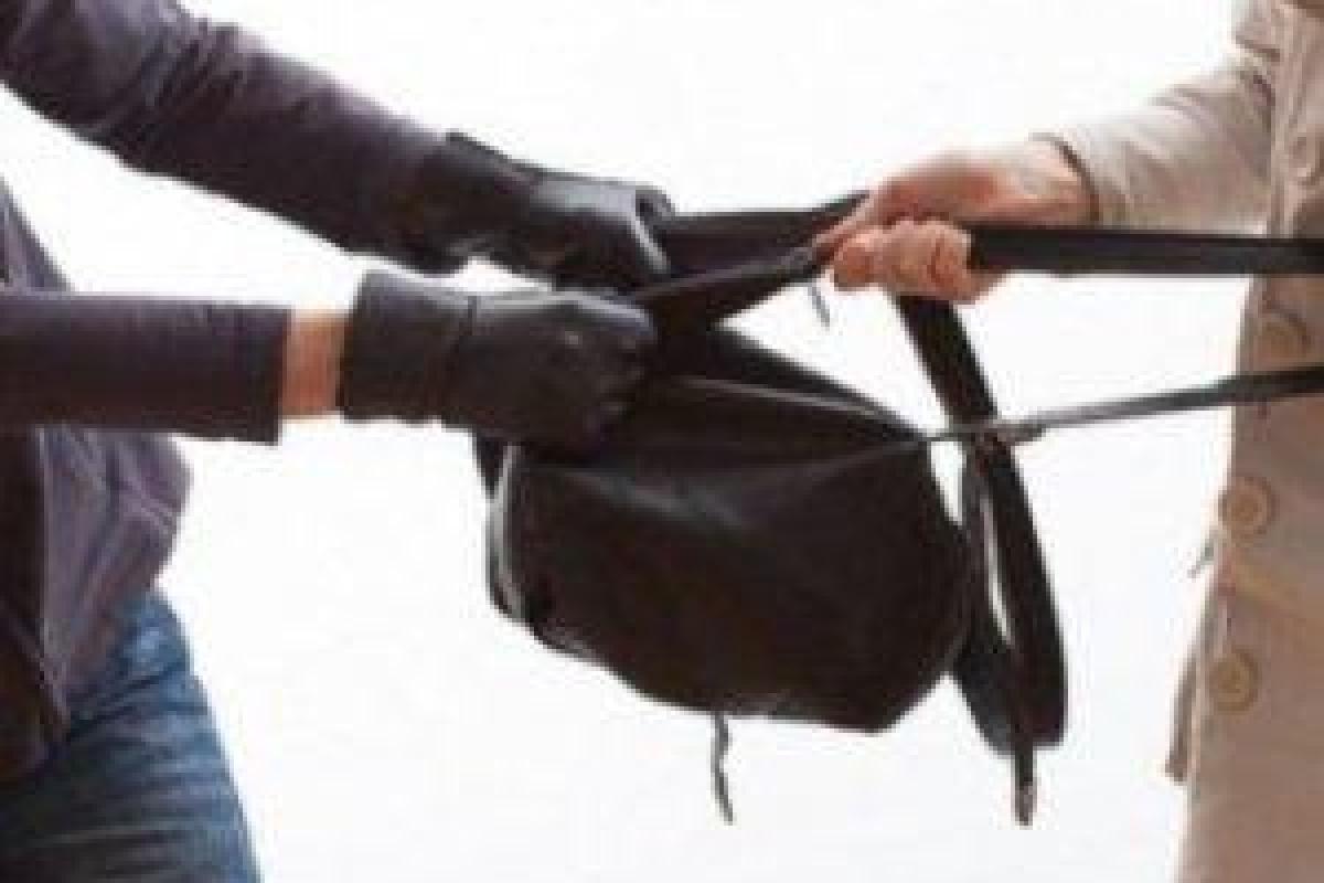 На Киевщине полицейские задержали ранее судимого мужчину, напавшего с ножом на девушку На Киевщине полицейские задержали ранее судимого мужчину, напавшего с ножом на девушку