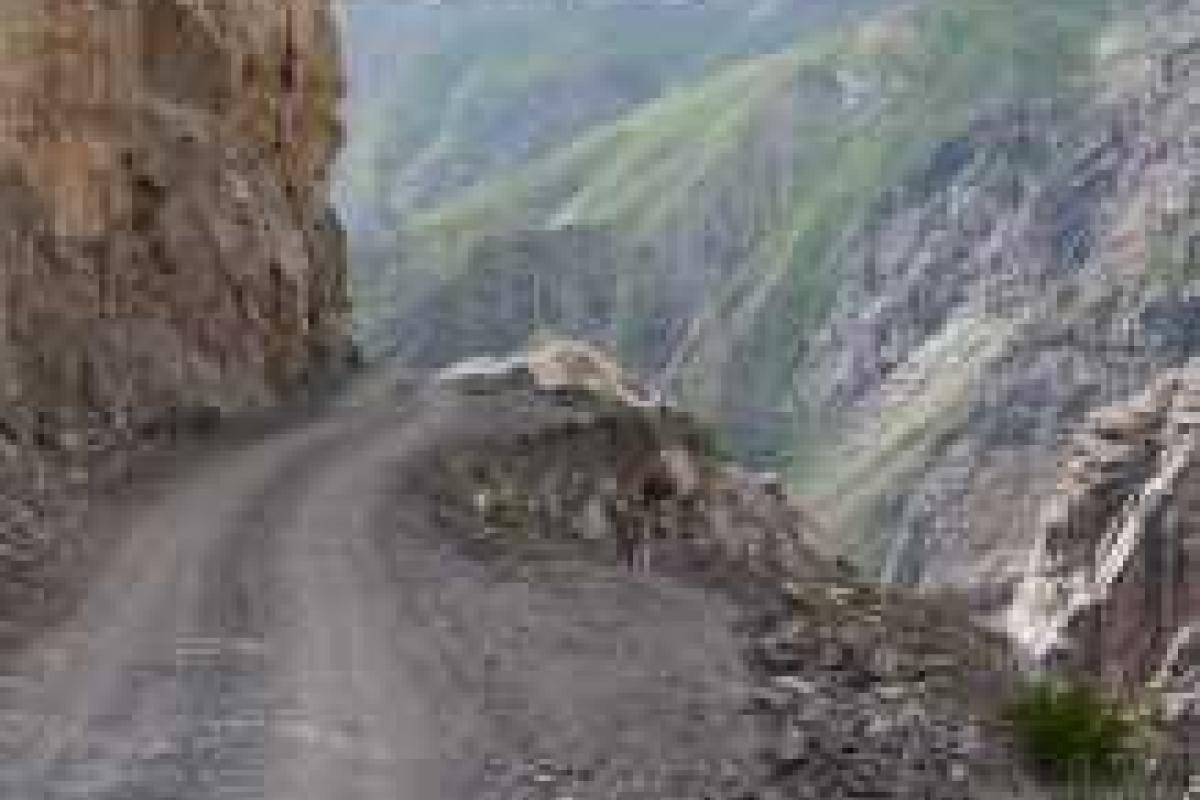 В Таджикистане с горной дороги сорвался автомобиль: погибло 5 иностранных граждан В Таджикистане с горной дороги сорвался автомобиль: погибло 5 иностранных граждан