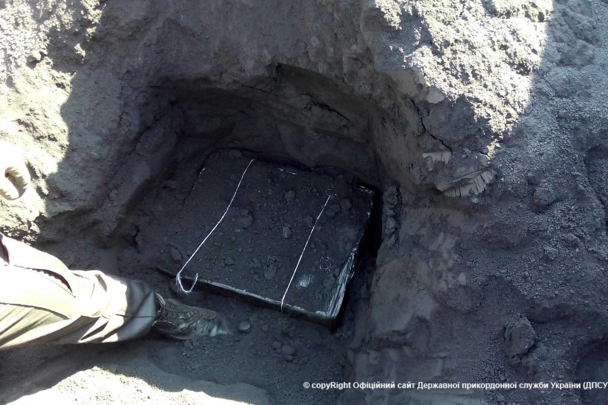 Пограничники в вагоне с железной рудой откопали более 700 пачек контрабандных сигарет Пограничники в вагоне с железной рудой откопали более 700 пачек контрабандных сигарет
