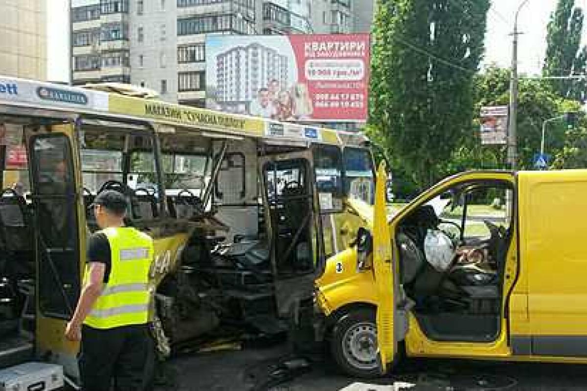 При столкновении в центре Луцка маршрутки и автомобиля "Opel Vivaro" пострадали 11 человек При столкновении в центре Луцка маршрутки и автомобиля "Opel Vivaro" пострадали 11 человек