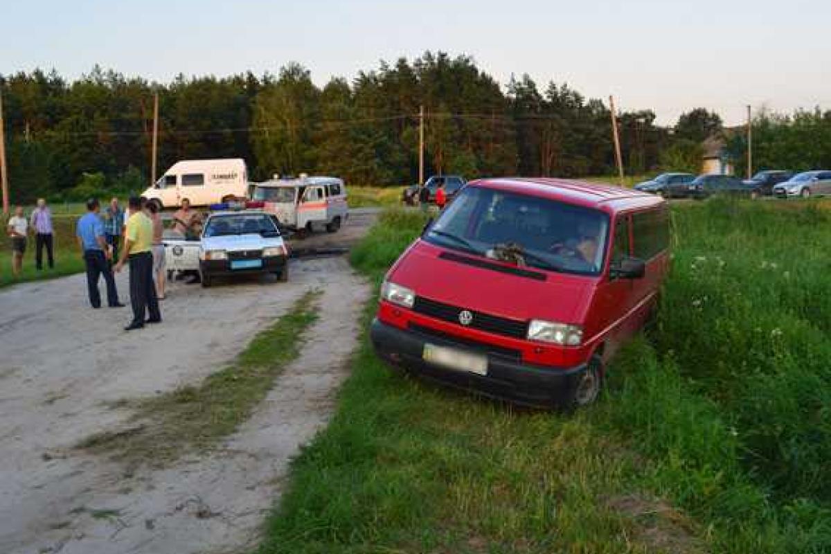 На Полтавщине пьяный чиновник сел за руль, задавил индюка и избил трех местных жителей На Полтавщине пьяный чиновник сел за руль, задавил индюка и избил трех местных жителей