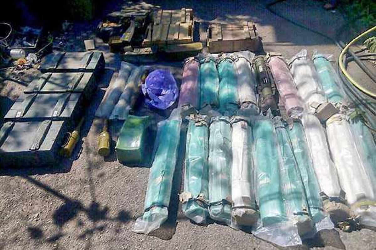 В поселке Карловка в гараже одного из домов обнаружен крупный арсенал оружия