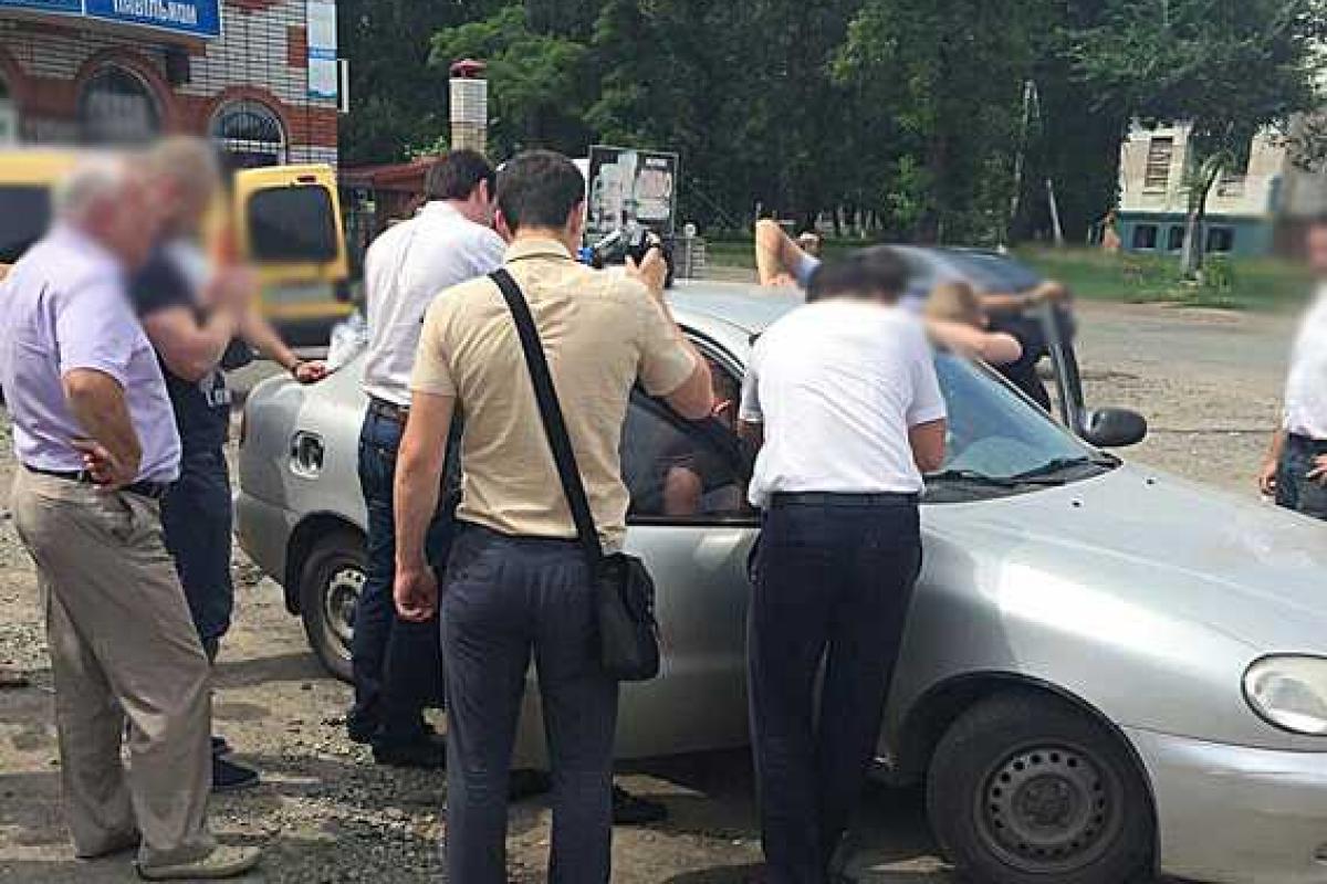 На Днепропетровщине "на горячем" задержали налоговиков-взяточников