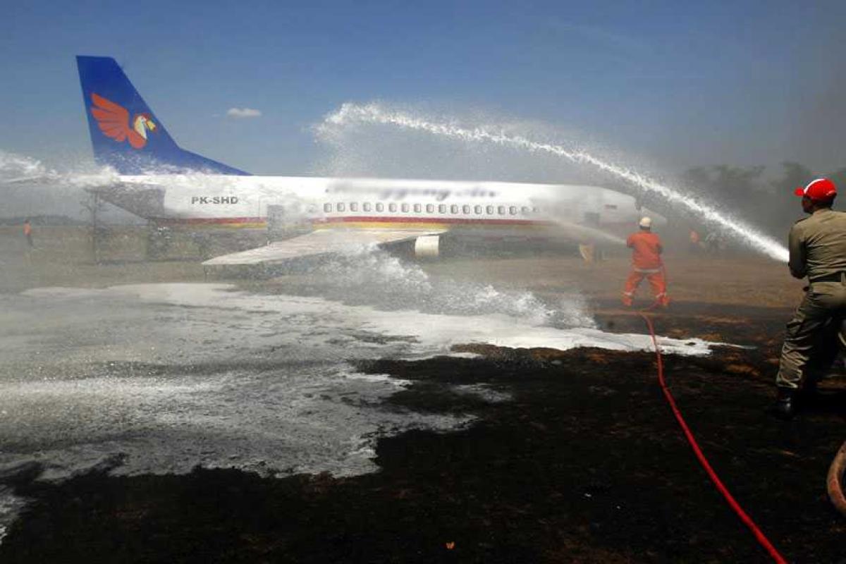 При экстренной посадке лайнера в Сингапуре, вспыхнуло крыло самолета При экстренной посадке лайнера в Сингапуре, вспыхнуло крыло самолета