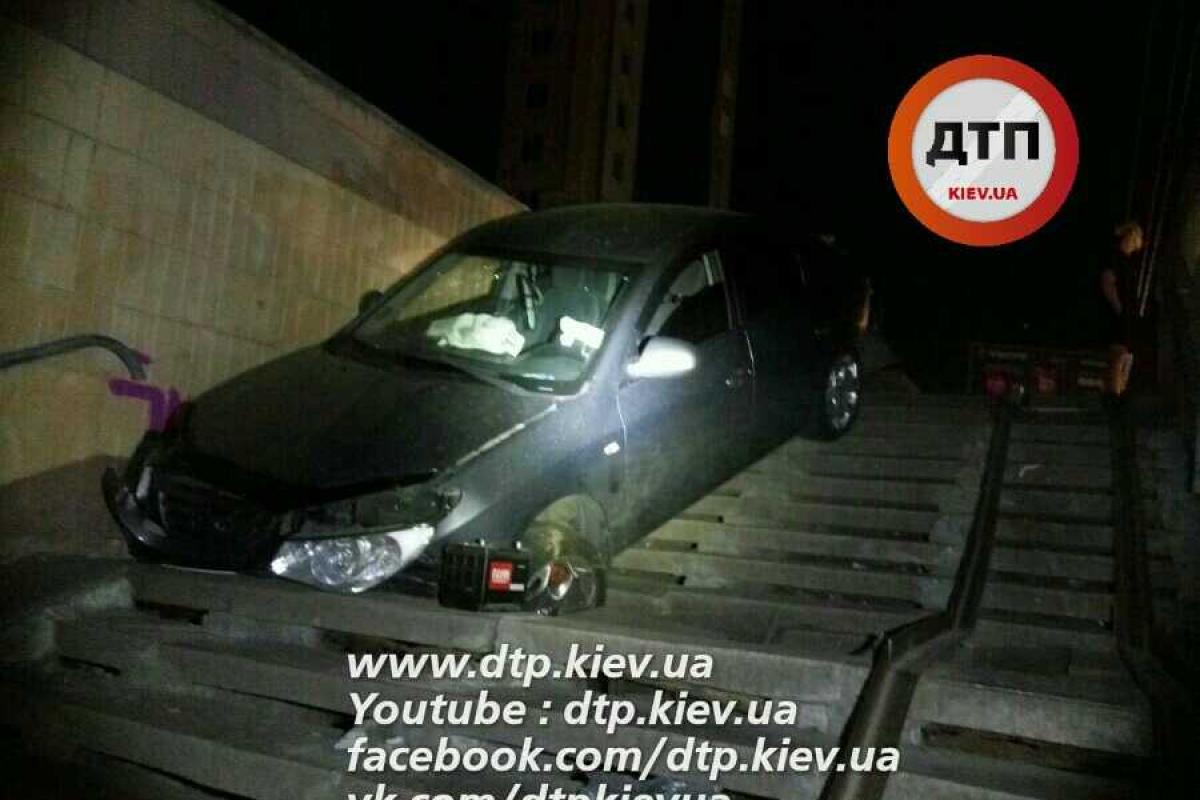 В Киеве автомобиль "Hyundai", столкнувшись с  "Volkswagen", улетел в подземный переход В Киеве автомобиль "Hyundai", столкнувшись с  "Volkswagen", улетел в подземный переход