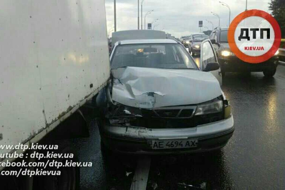 В Киеве в масштабной аварии "Volkswagen" разбил 3 автомобиля