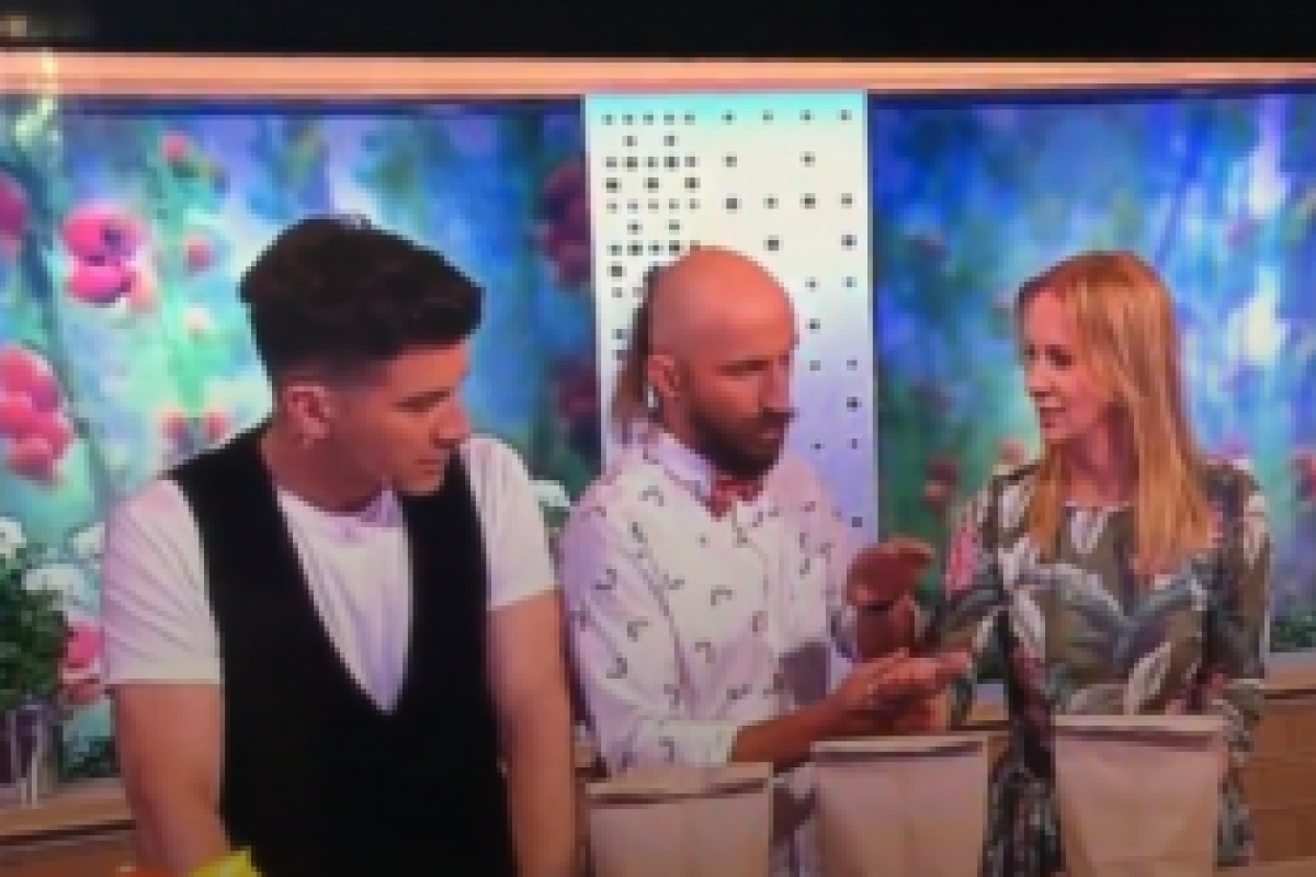 В прямом эфире польского телеканала фокусник-неудачник покалечил телеведущую В прямом эфире польского телеканала фокусник-неудачник покалечил телеведущую