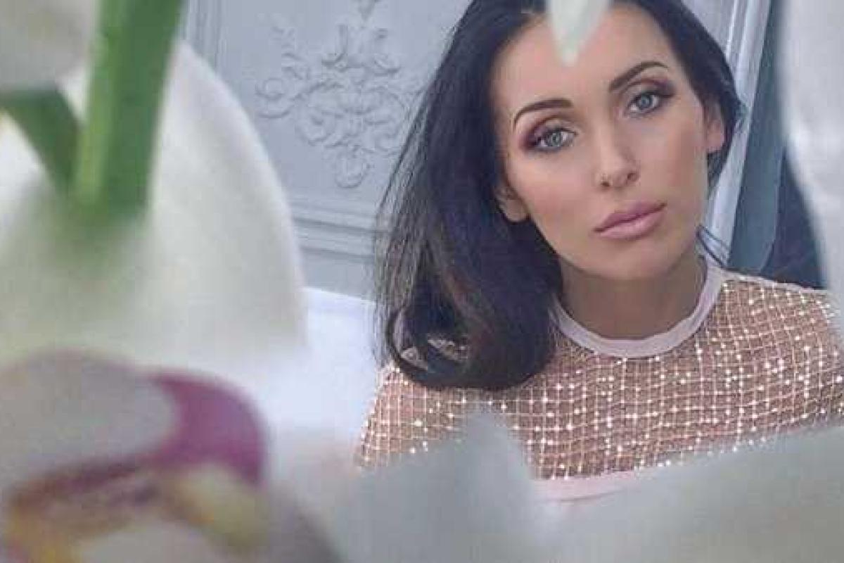 Беременная Алсу поделилась с поклонниками снимком из семейного архива