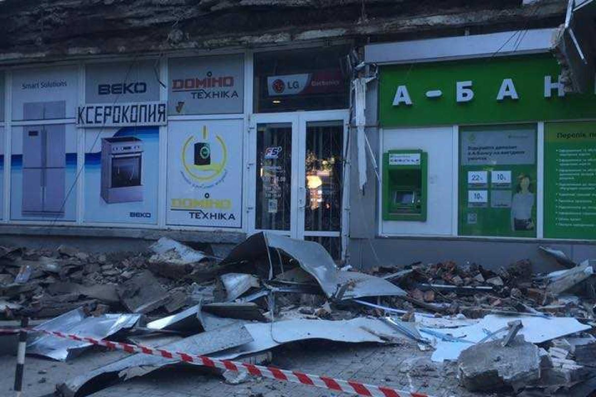 В Херсоне женщину у банкомата завалило грудой бетона от обвалившейся стены В Херсоне женщину у банкомата завалило грудой бетона от обвалившейся стены