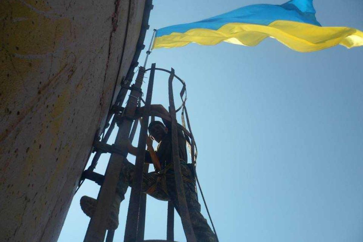 Над Луганской ТЭС в Счастье гордо развевается флаг Украины Над Луганской ТЭС в Счастье гордо развевается флаг Украины
