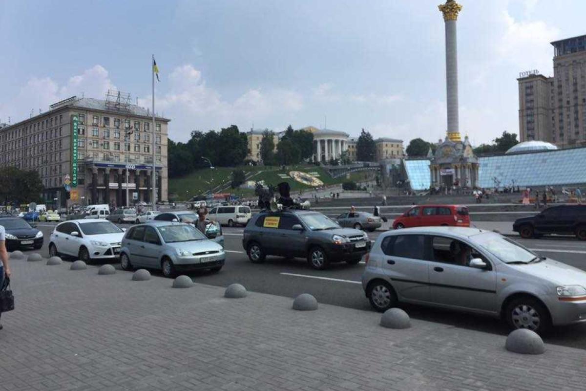В центре Киева участников крестного хода "развлекали" песнями Сергея Шнурова В центре Киева участников крестного хода "развлекали" песнями Сергея Шнурова