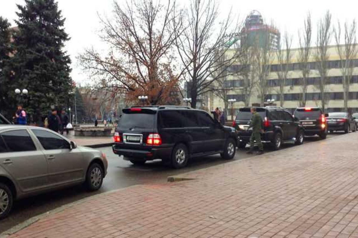 В кортеже главаря "ДНР" Захарченко можно заметить сразу несколько "отжатых" авто с одинаковыми номерами