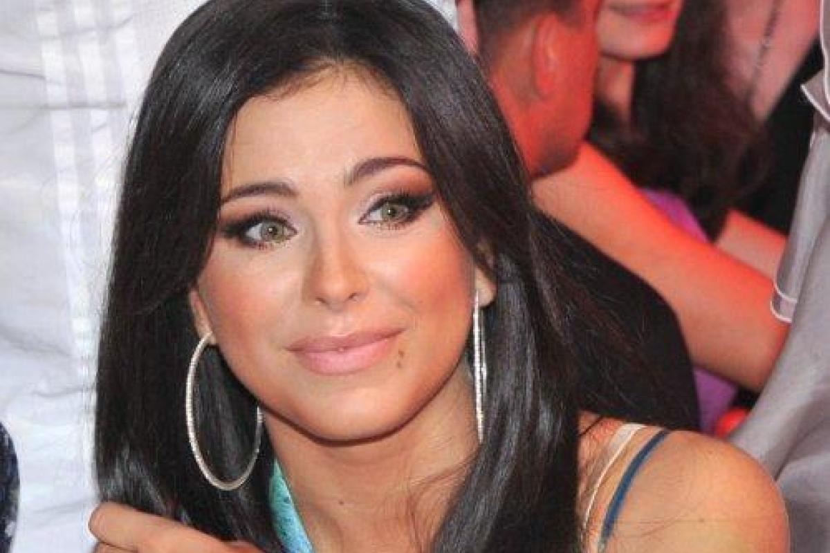 Ани Лорак с мужем и дочкой отдыхала в Турции во время попытки военного переворота Ани Лорак с мужем и дочкой отдыхала в Турции во время попытки военного переворота