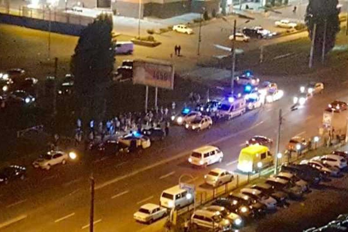 В Харькове возле торгового центра вспыхнула массовая драка после столкновения трех авто В Харькове возле торгового центра вспыхнула массовая драка после столкновения трех авто
