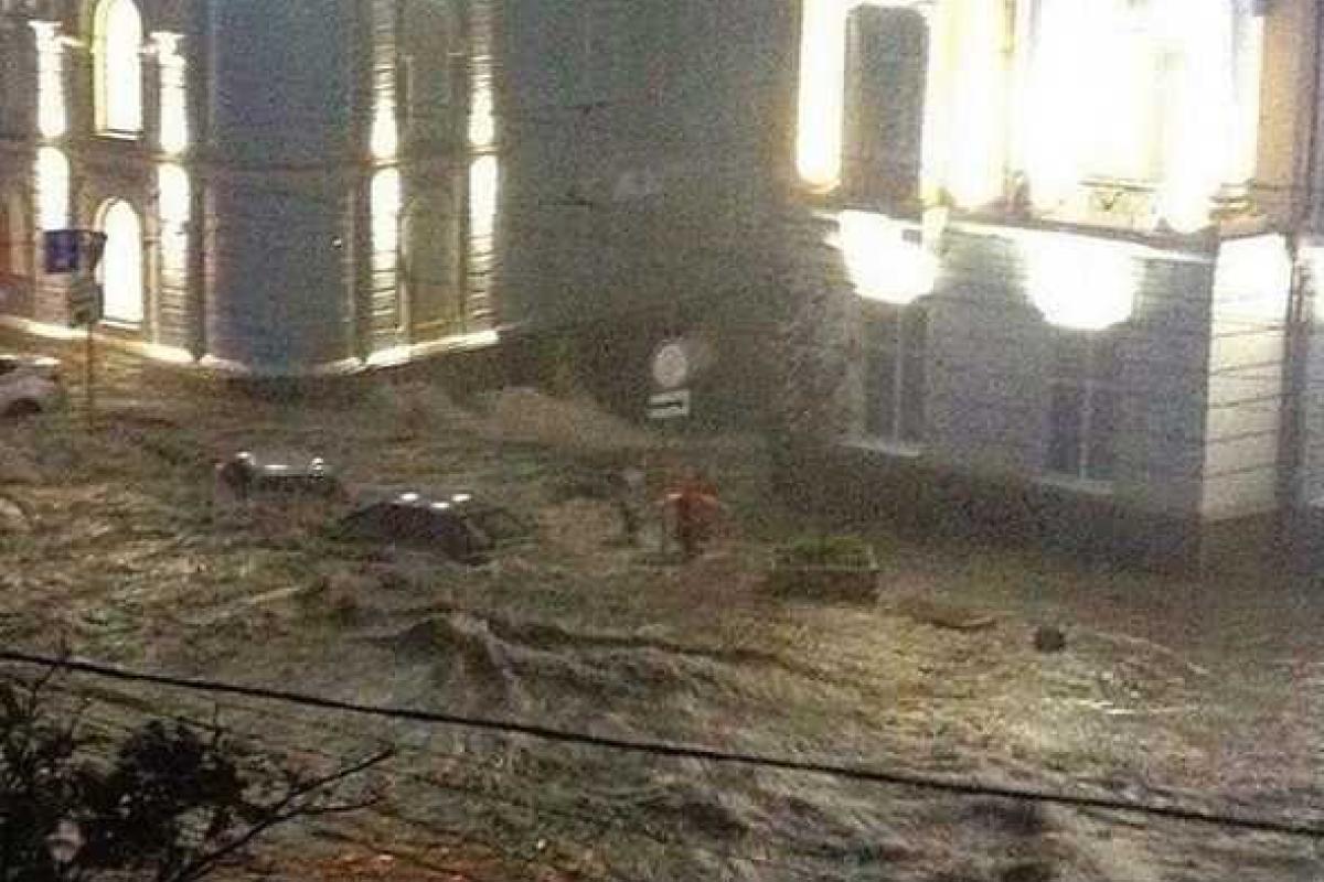 "Сюрпризы" природы: на город Ростов-на-Дону обрушился мощный ливень "Сюрпризы" природы: на город Ростов-на-Дону обрушился мощный ливень