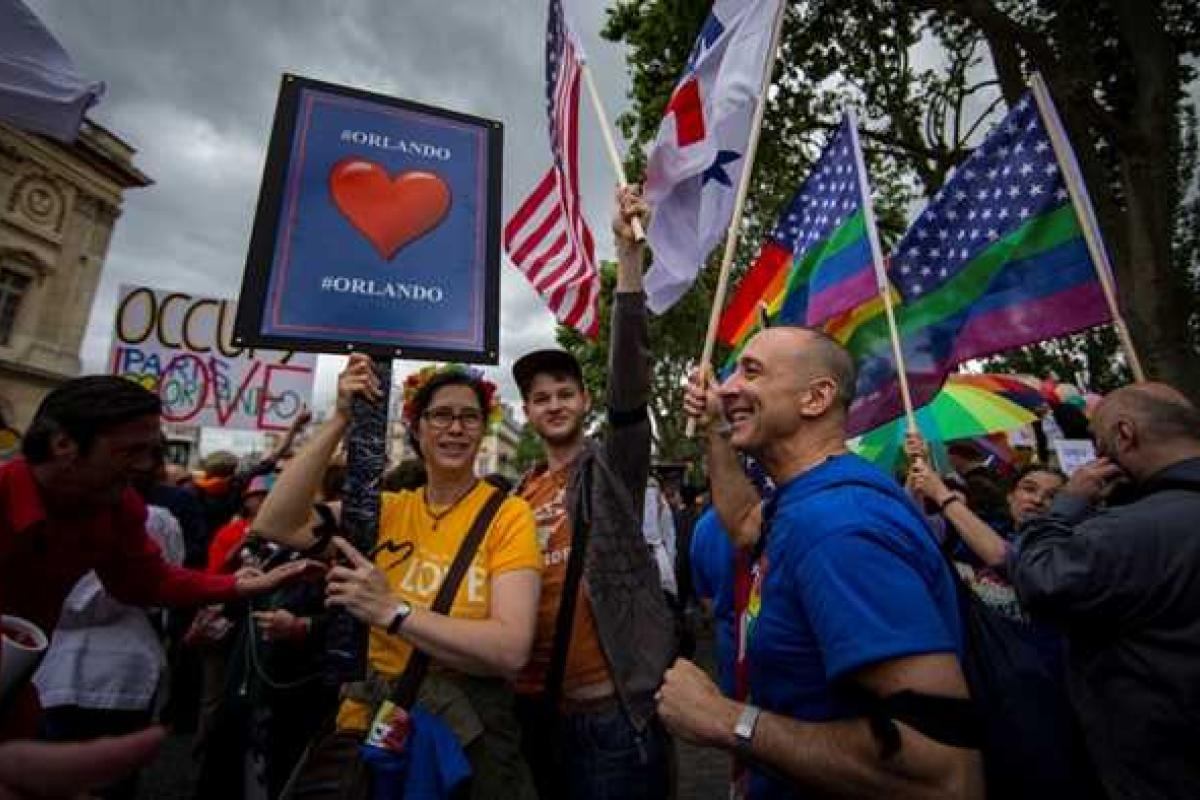 В Париже состоялось шествие сексуальных меньшинств В Париже состоялось шествие сексуальных меньшинств