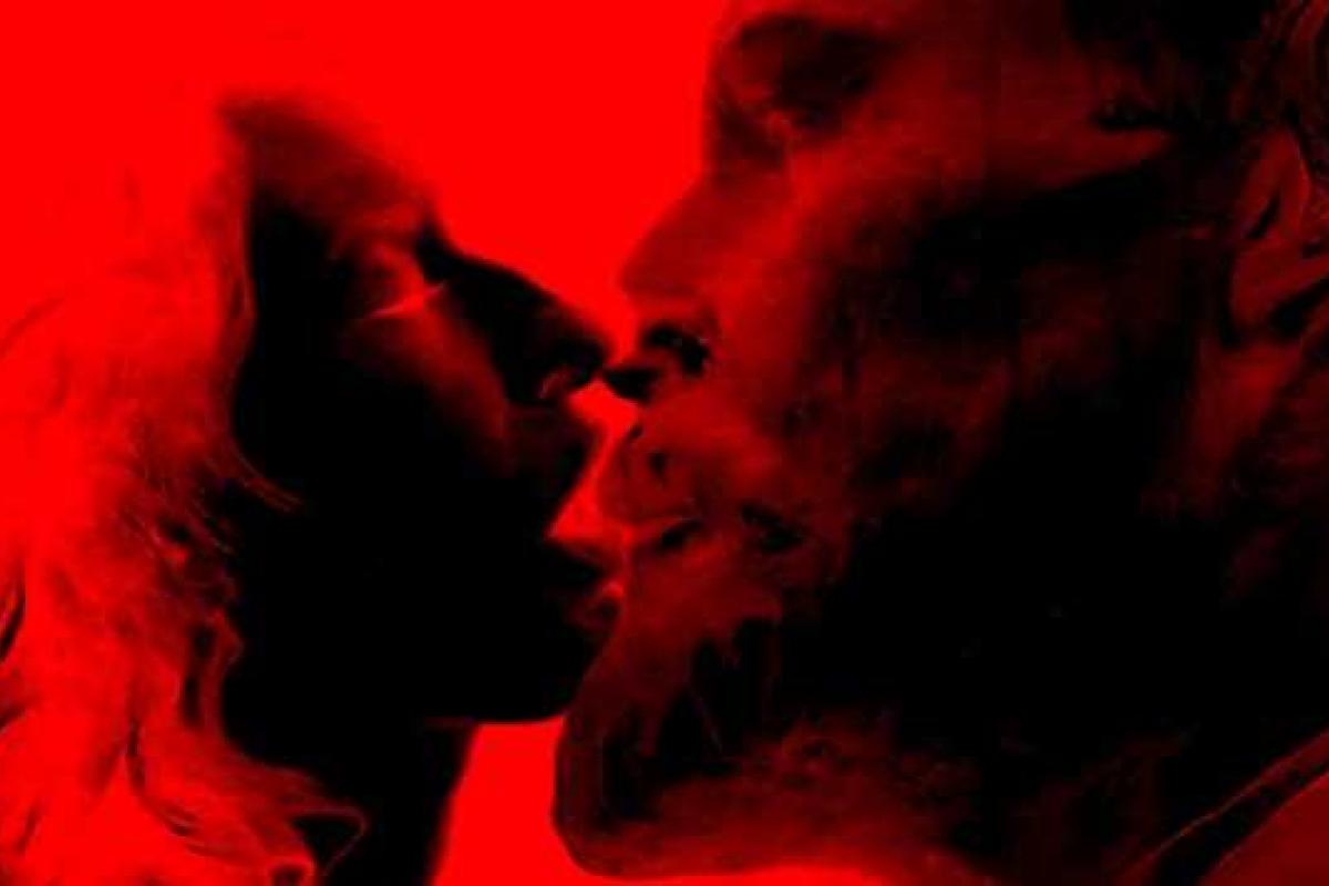 Художница из Крыма представила в Москве скандальную выставку "Эротический вандализм" Художница из Крыма представила в Москве скандальную выставку "Эротический вандализм"