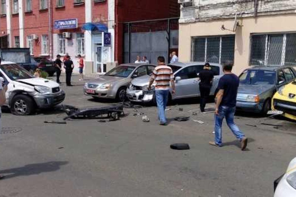 В Киеве водитель "Toyota" разбил 9 припаркованных автомобилей В Киеве водитель "Toyota" разбил 9 припаркованных автомобилей