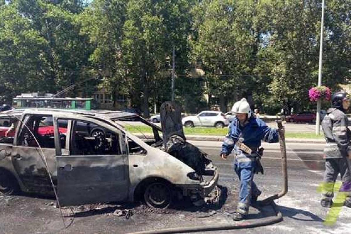 В Одессе прямо на дороге дотла сгорел "Volkswagen" В Одессе прямо на дороге дотла сгорел "Volkswagen"