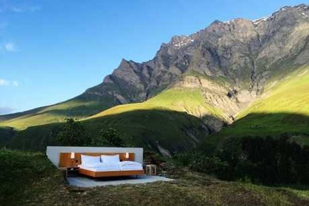 В швейцарских Альпах открылся первый в мире отель под открытым небом В швейцарских Альпах открылся первый в мире отель под открытым небом