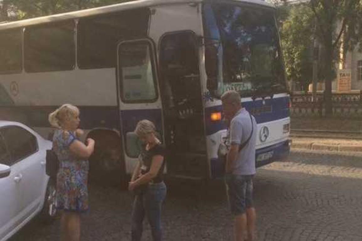 В центре Днепра автоматчики в масках совершили разбойное нападение на автобус