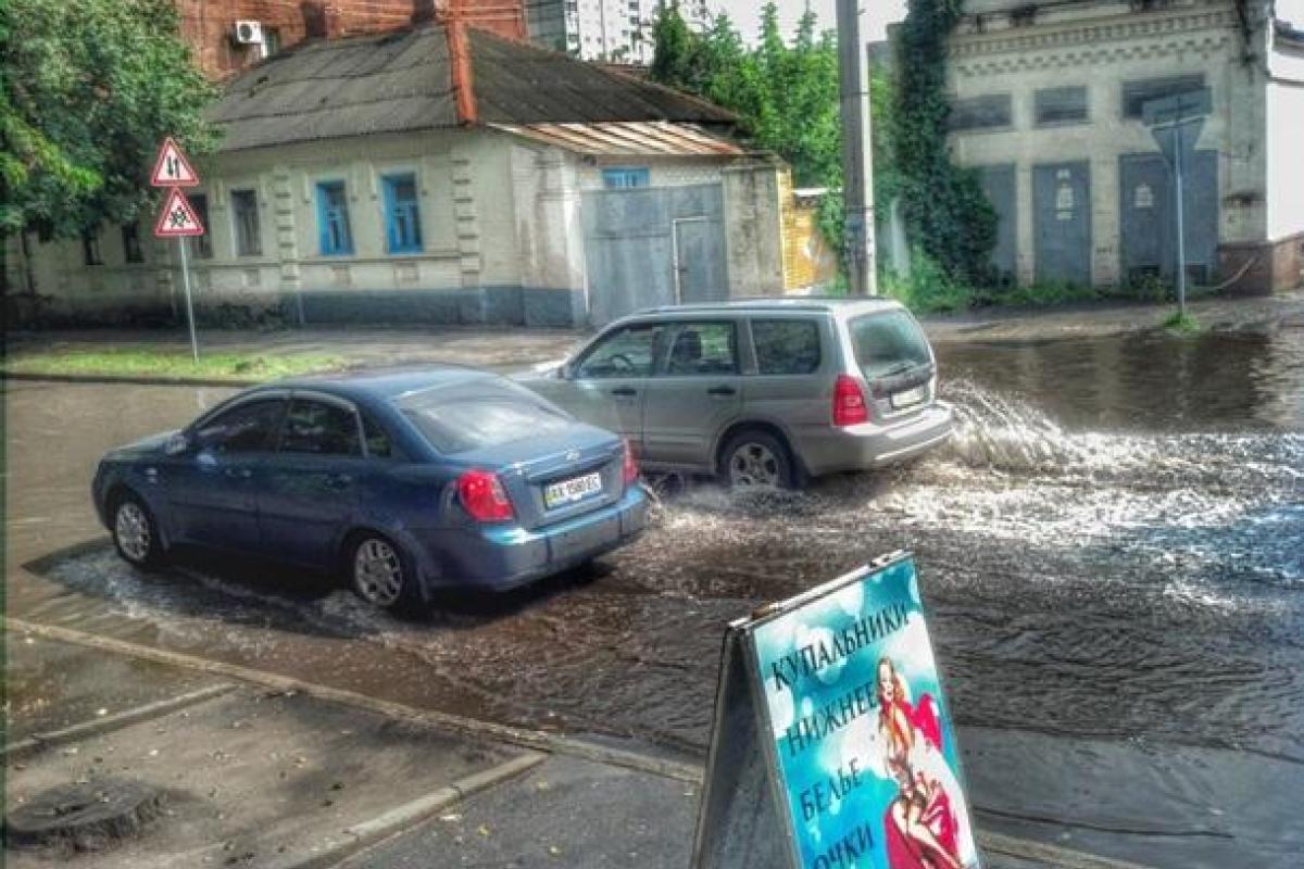 В Харькове из-за сильного ливня останавливали трамваи и троллейбусы В Харькове из-за сильного ливня останавливали трамваи и троллейбусы