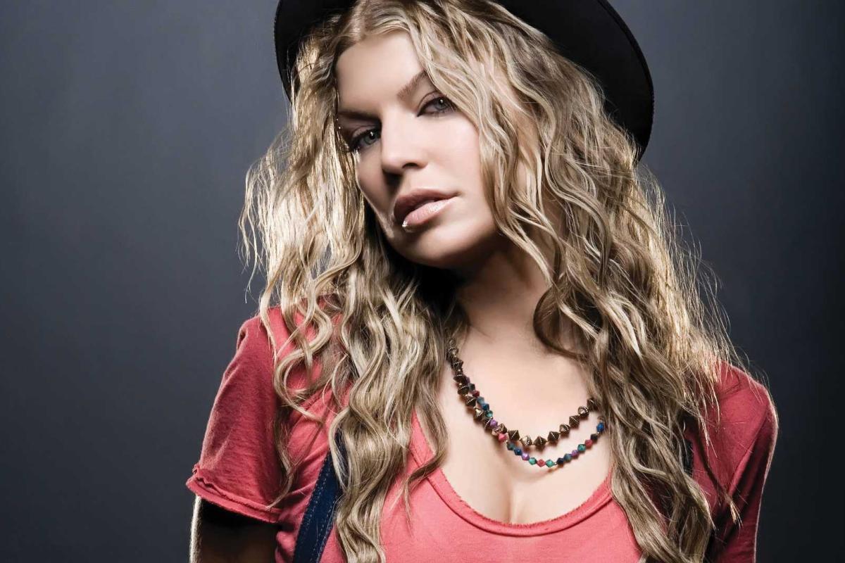 В новом клипе певицы Ферги "засветилась" пышнотелая Кардашьян