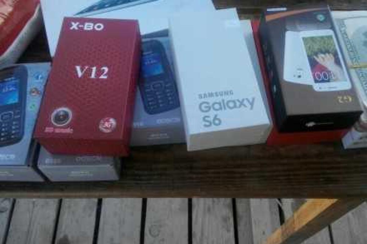 Супружеская пара пыталась провезти в Донецк крупную сумму денег и партию мобильных телефонов Супружеская пара пыталась провезти в Донецк крупную сумму денег и партию мобильных телефонов