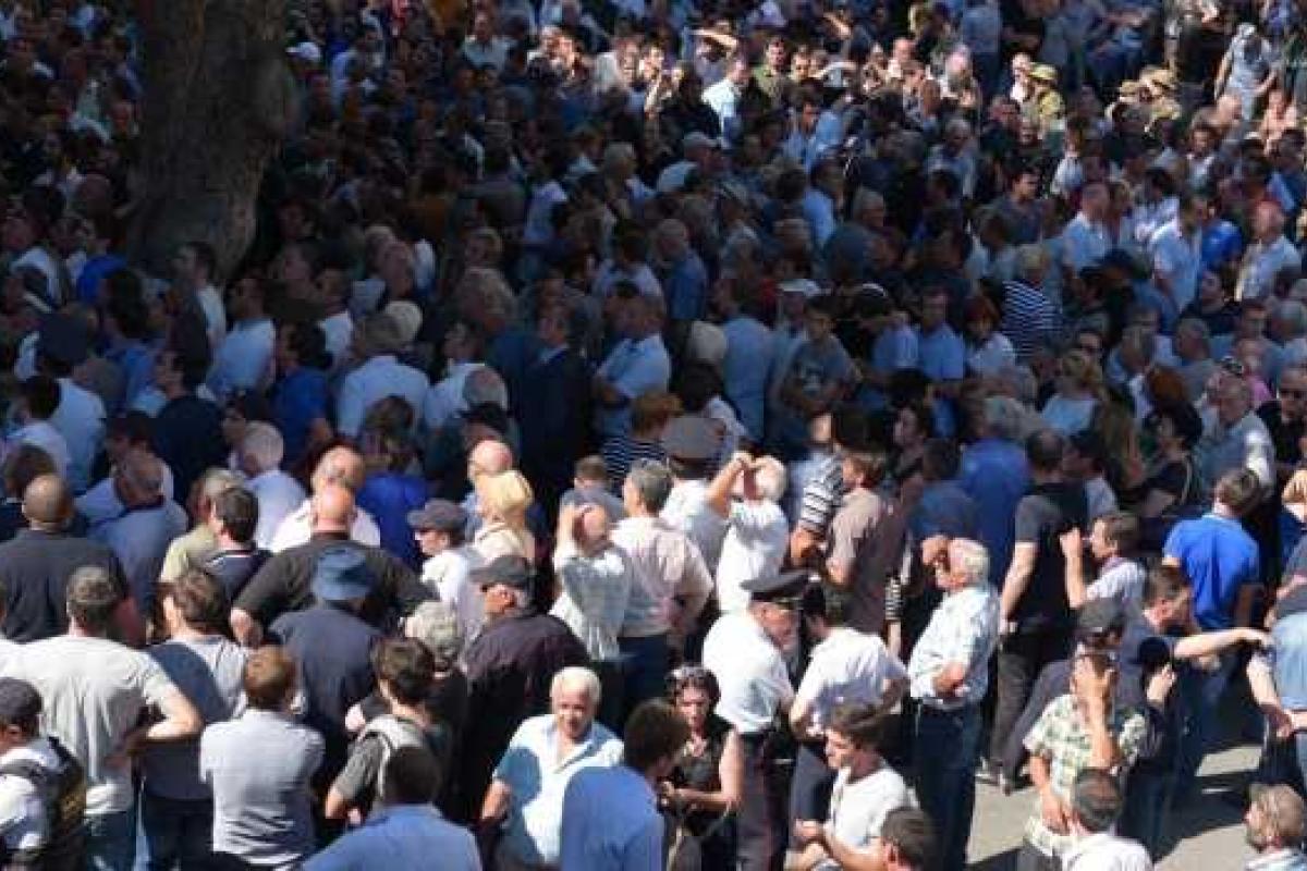 В Абхазии беспорядки: митингующие штурмовали здание МВД республики В Абхазии беспорядки: митингующие штурмовали здание МВД республики