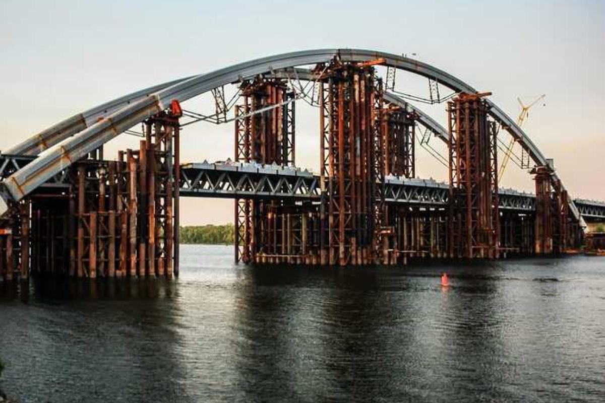 Киевские спасатели ранним утром сняли женщину с Подольско-Воскресенского моста Киевские спасатели ранним утром сняли женщину с Подольско-Воскресенского моста