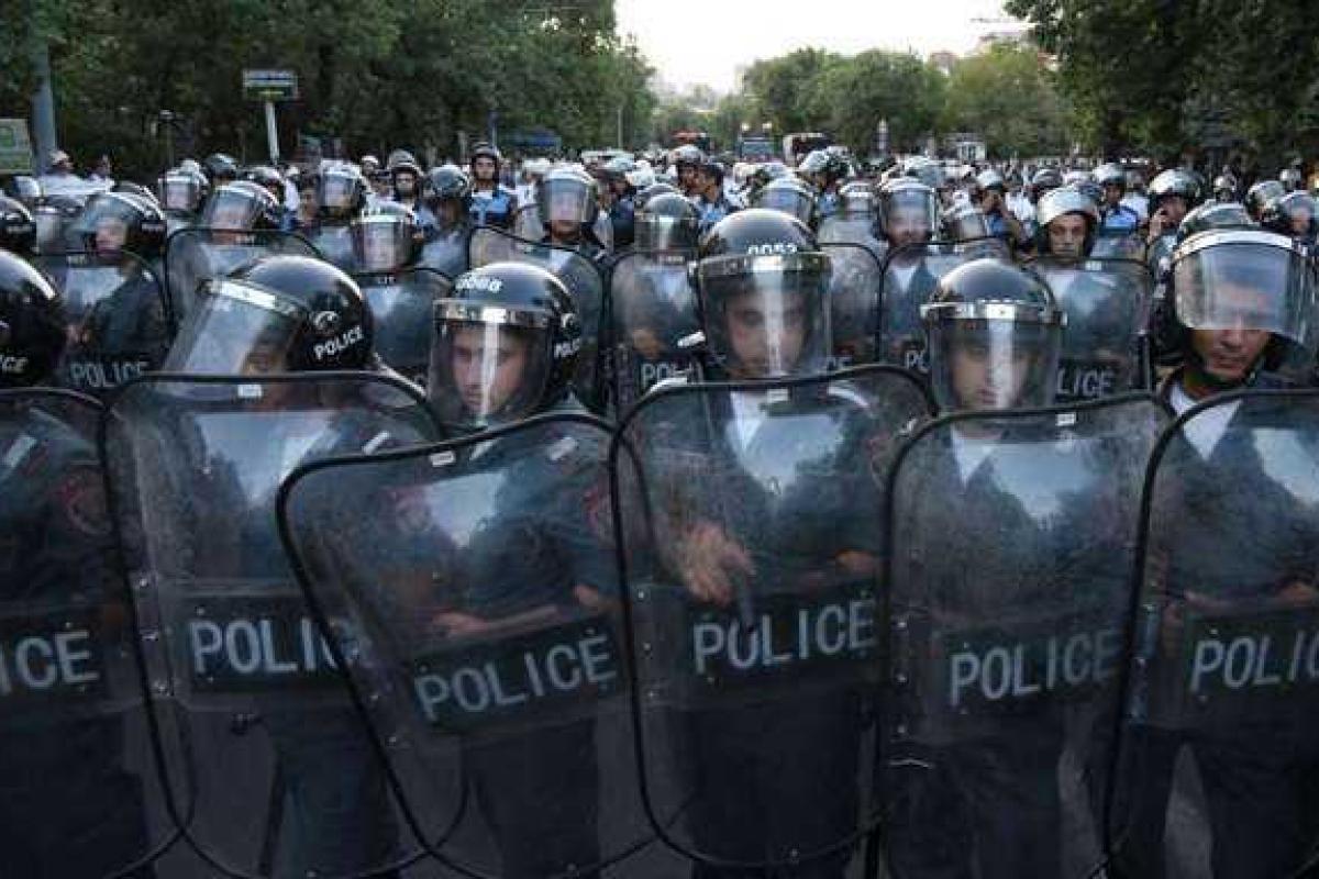 В сети появилось видео жесткого разгона полицией демонстрантов в Ереване В сети появилось видео жесткого разгона полицией демонстрантов в Ереване