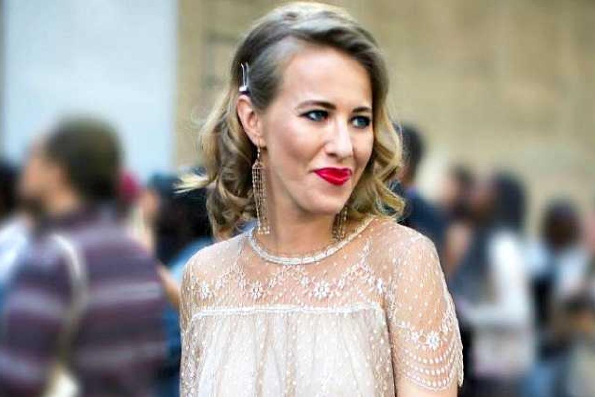 Беременная Ксения Собчак вышла на публику в прозрачном платье