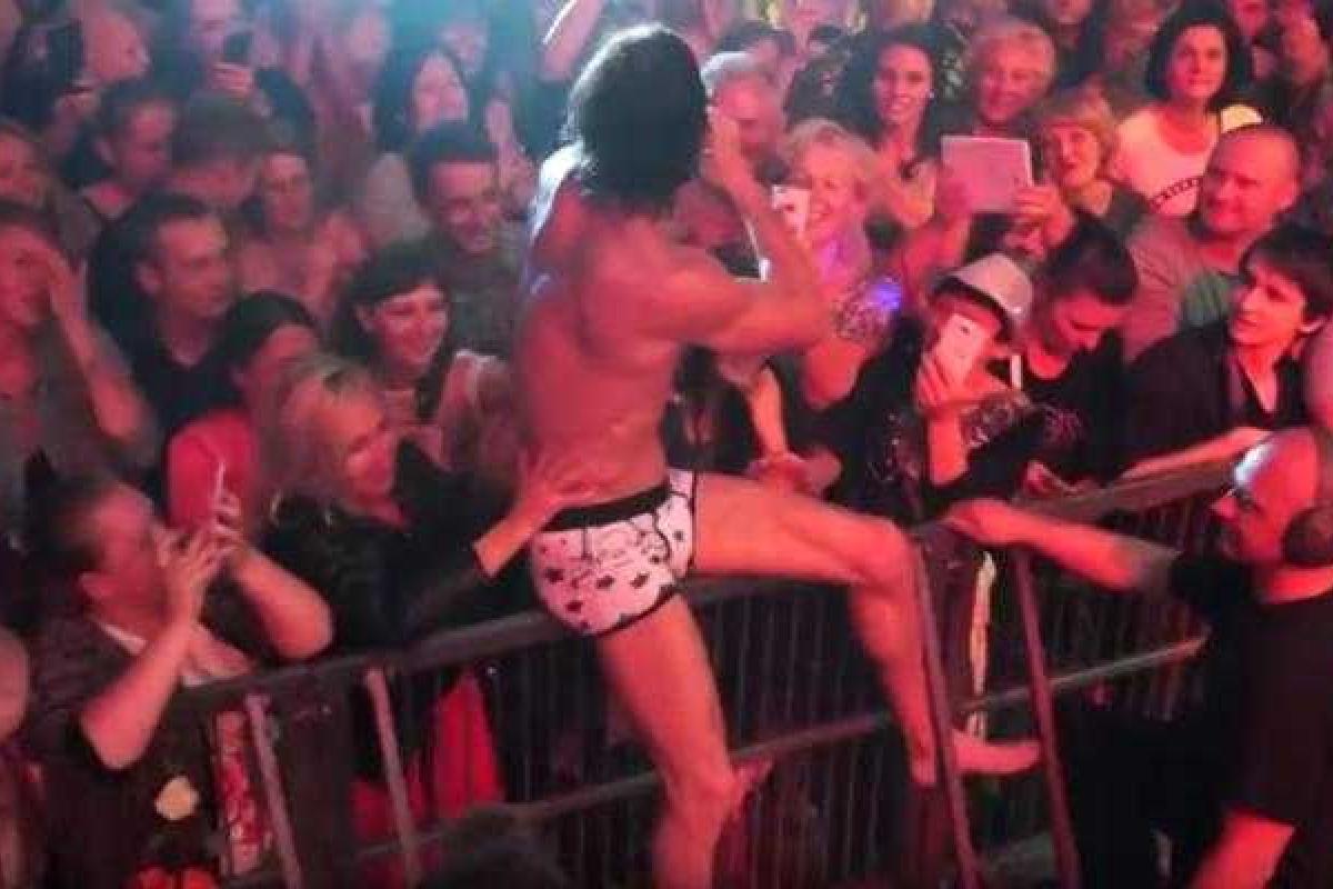 На концерте в Риге фанатки пищали от восторга, глядя на полуголого солиста группы "На-На"