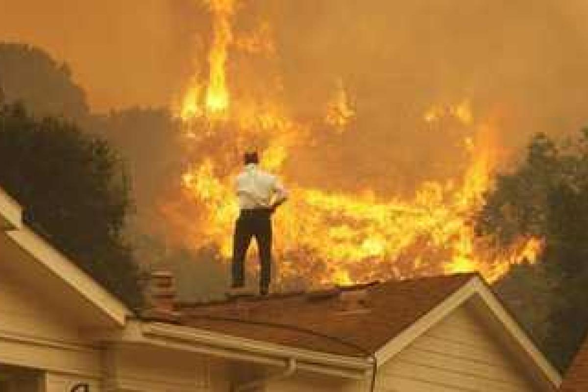 В штате Калифорния лесные пожары подобрались к городу Санта-Кларита В штате Калифорния лесные пожары подобрались к городу Санта-Кларита