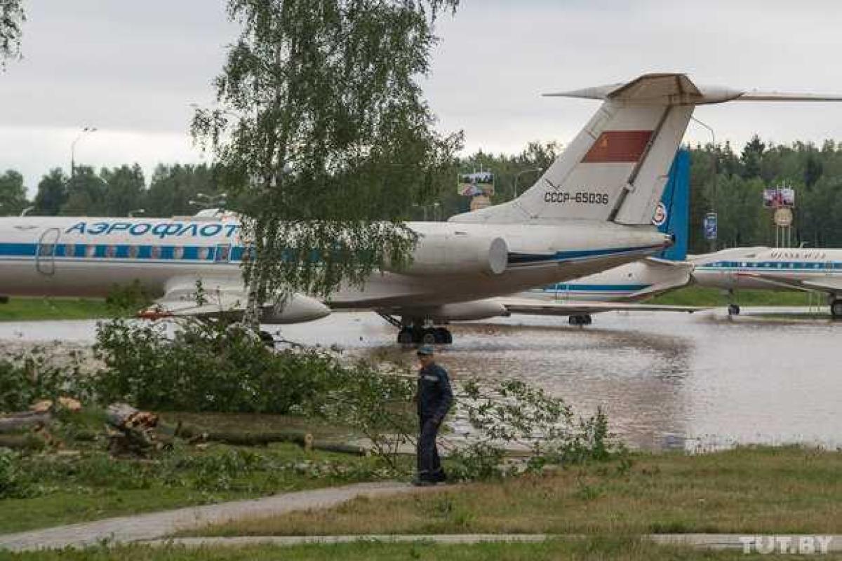 В аэропорту Минска устраняют последствия мощного урагана В аэропорту Минска устраняют последствия мощного урагана