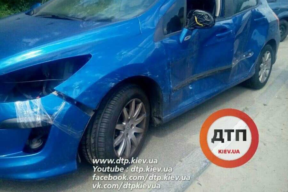 В Киеве фура протаранила "Peugeot", на полчаса заблокировав движение транспорта В Киеве фура протаранила "Peugeot", на полчаса заблокировав движение транспорта