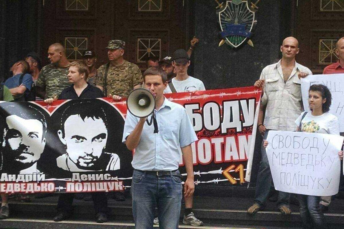 В Киеве продолжается акция протеста под стенами ГПУ В Киеве продолжается акция протеста под стенами ГПУ