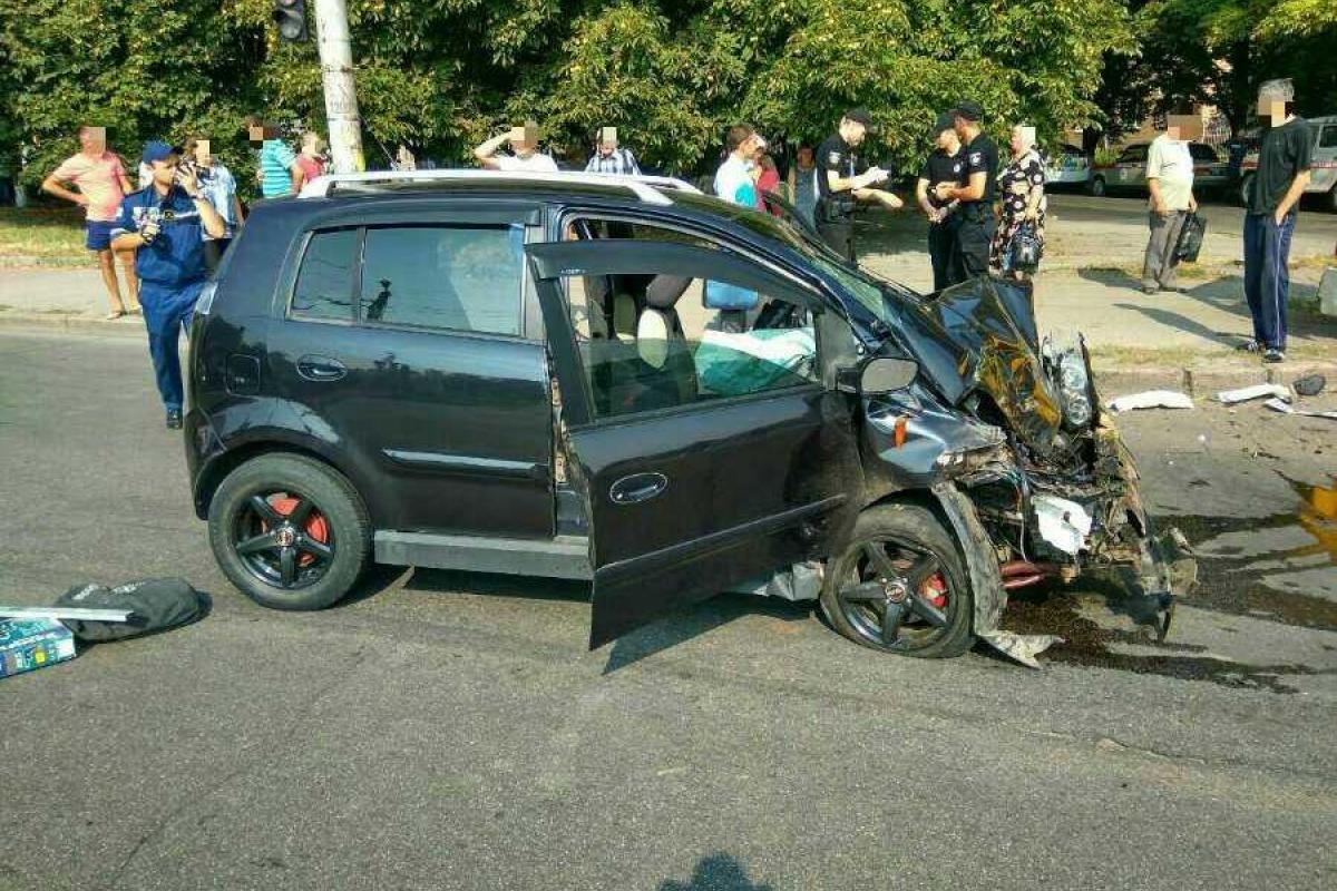 В Кировограде "Chery" на большой скорости влетел в маршрутку: пострадали три человека В Кировограде "Chery" на большой скорости влетел в маршрутку: пострадали три человека