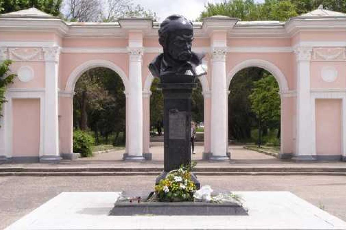 В Симферополе, благодаря украинским патриотам, памятник Шевченко теперь охраняет полицейский В Симферополе, благодаря украинским патриотам, памятник Шевченко теперь охраняет полицейский